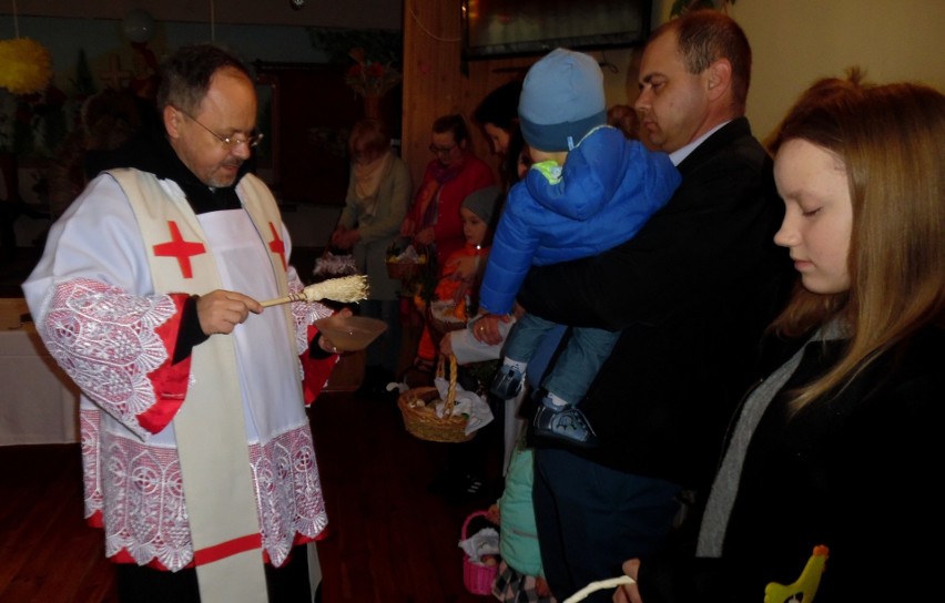 Poświęcenie pokarmów na stół wielkanocny w parafii Skalbmierz [GALERIA]