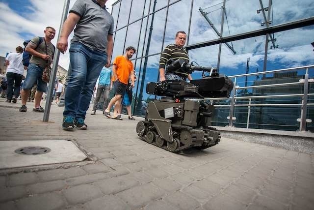 Na dworcu pojawili się policjanci z sekcji antyterrostycznej oraz grupy rozpoznania minersko-pirotechnicznego ze specjalistycznym sprzętem