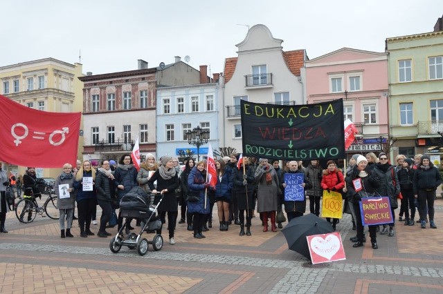 Kobiety nie były same, tu i ówdzie widać było panów. Były transparenty znane już z wcześniejszych protestów, a więc m.in. takie o potrzebie edukacji seksualnej. Ale i takie, na których widniało wyznanie Kocham Konstytucję. Albo takie, żeby politycy "odczepili się" od kobiet  (tu padały popularne ostatnio imiona). Znalazł się przytyk wobec ks. proboszcza Chyły i jego nienawiści do kobiet...- Jesteśmy tu, bo boimy się, że już niedługo będą nam mówić, co mamy gotować we wtorek, a co w piątek - powiedziała nam Teresa Ziółtkowska. - Mamy dosyć tego, że mówi się nam, jak mamy żyć. Każdy ma własne sumienie, powinien się nim kierować. Nie można załatwiać wszystkiego ustawami. - Przechodziłem, przystanąłem - powiedział "Pomorskiej" Ireneusz Kiełb. - Wiem, o co chodzi. Takie decyzje przychodzą z trudem, ale wiem, że my z żoną, gdybyśmy wiedzieli, że urodzi się nam niepełnosprawne dziecko, to nie chcielibyśmy, żeby przyszło na świat. Dlaczego? Bo mam doświadczenia osobiste, jak państwo "pomaga" w takiej sytuacji. Jestem kuratorem mojej niepełnosprawnej siostry. Ona ma opiekę, ale bywa tak, że tacy ludzie jak ona zostają zupełnie sami. Co się dzieje, kiedy umrą ich rodzice? Protest był milczący. Mówiły tylko transparenty. Potem przez rynek ruszył pochód, w którym maszerowało kilkudziesięciu zebranych.  