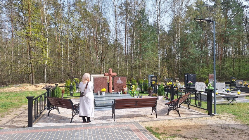 Grób Krzysztofa Krawczyka na cmentarzu w Grotnikach w wielkanocnych dekoracjach ZDJĘCIA