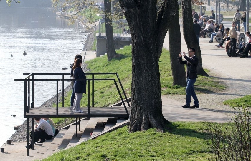 Wrocławianie na Wyspie Słodowej. Wiosenna pogoda zachęca [GALERIA]