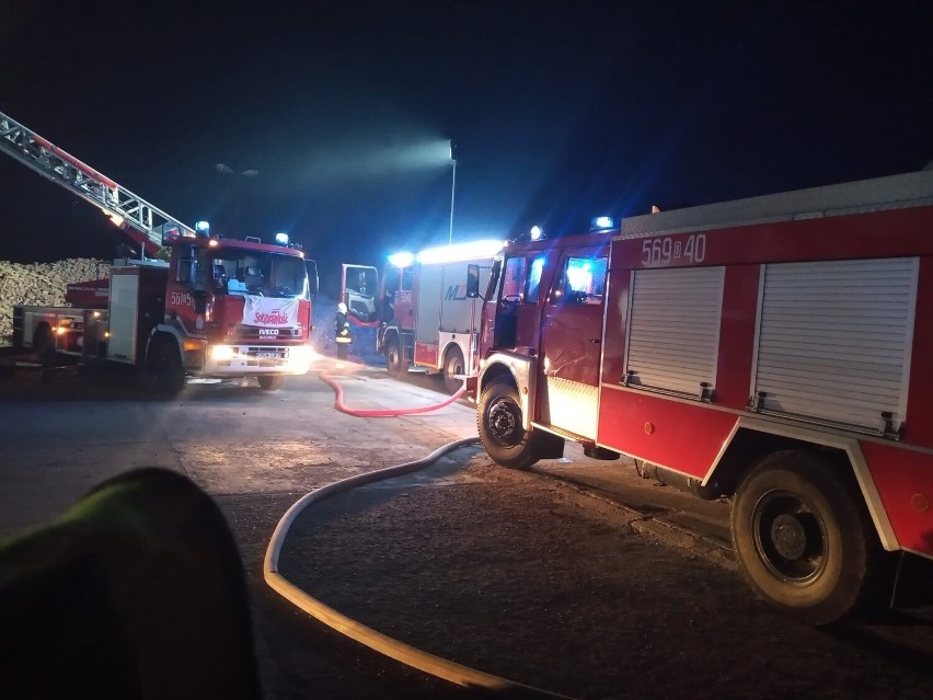 Pożar na Dolnym Śląsku. Płonęła hala i samochody w Jaroszowie pod Strzegomiem [ZDJĘCIA]