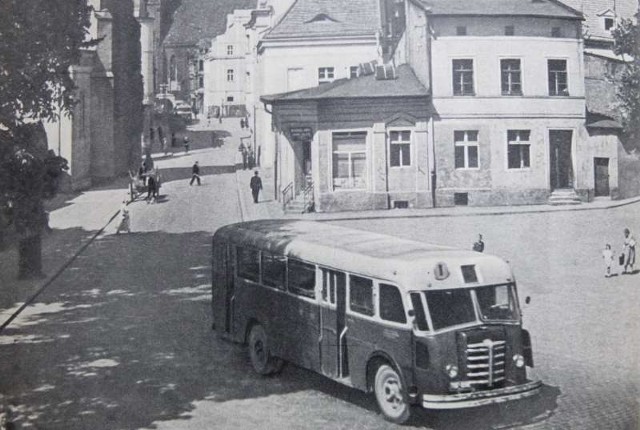 Fragment placu Wolności, przez który wtedy przejeżdżały autobusy linii nr 1, biegnącej z Nowej Wsi Królewskiej przez Rynek aż do Zakrzowa.