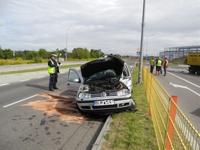 Ul. Kuronia: Wypadek. Golf wjechał pod tira, dwie osoby ranne (zdjęcia)