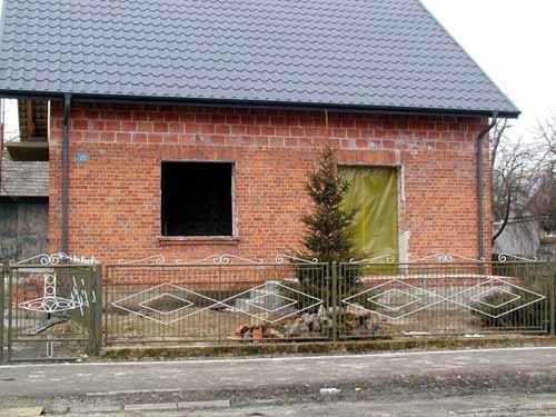 Narzekanie właścicieli cegielni na spadek obrotów zapewne wymaga głębszej analizy. W Zalesiu, Trześni, Sokolnikach buduje się lub remontuje więcej domów niż w poprzednich latach. Na terenie gminy powstają również coraz nowe firmy oferujące materiały budowlane. Gdzie  więc należy szukać źródeł narzekania cegielniarzy?. Być może częściowym wytłumaczeniem tej zagadki jest fakt, że gorzyckie cegielnie zamiast same wypalać cegłę, sprowadzają ją z innych rejonów Podkarpacia.