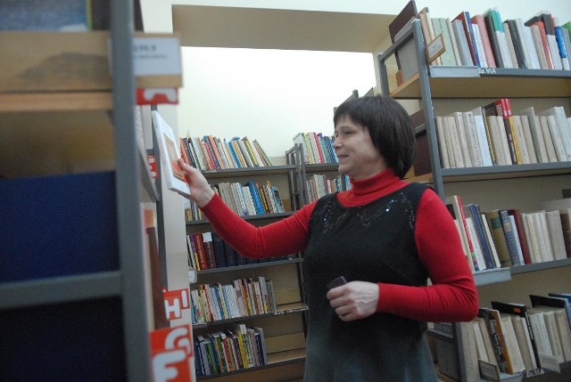 - Zapraszamy czytelników, którzy do tej pory korzystali ze pozycji byłej biblioteki pedagogicznej - zachęca Teresa Zawalna. - Obecnie są włączone do naszych zbiorów.