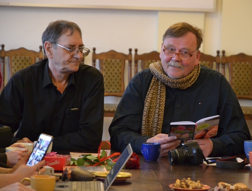 Podczas spotkania Lipnowskiej Grupy Literackiej promowano tomik „Leć motylu…Leć”  