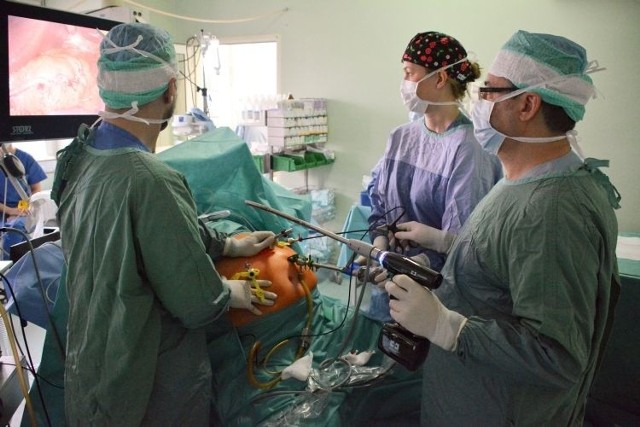 Białostoccy chirurdzy dysponują nowoczesnym urządzeniem od amerykańskiej firmy Covidien, które przyspiesza i ułatwia operację.