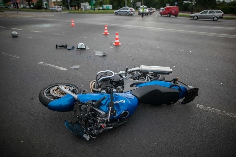 Radiowóz zderzył się z motocyklistą. Wypadek na Drewnowskiej w Łodzi [ZDJĘCIA, FILM]