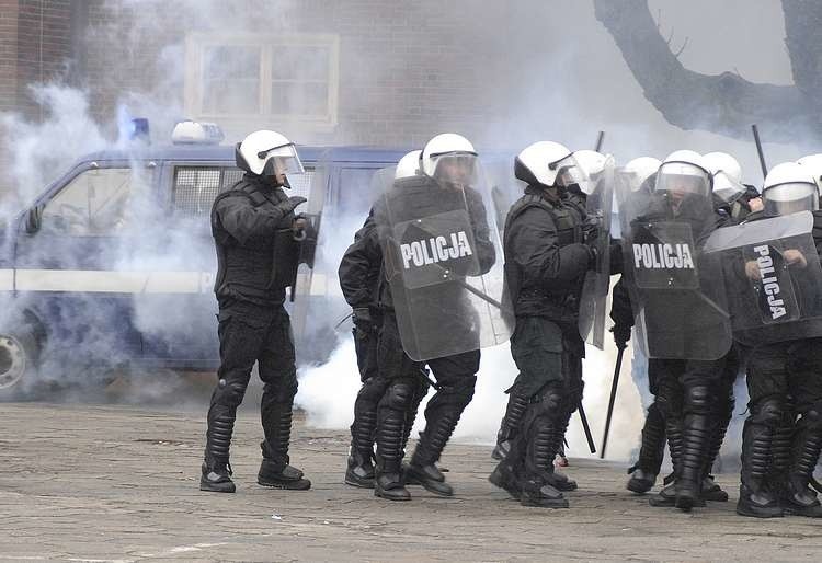 115 policjantów z Jednostki Specjalnej Polskiej Policji...