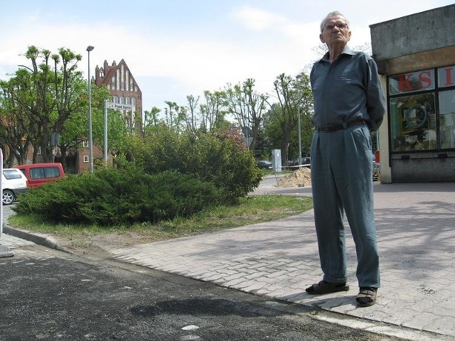 - W tym miejscu jest tragicznie. Niektóre samochody hamują w ostatniej chwili, bo nie widzą pasów, a na znaki to nie każdy patrzy - mówił nam Jan Szucki ze Strzelec.