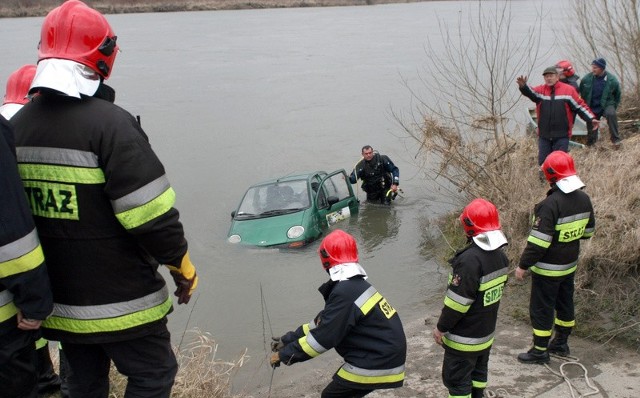 Samochód wyciągali z wody strażacy