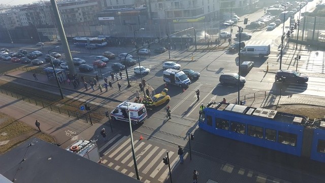 Groźny wypadek w Krakowie. Na wysokości przystanku Chmieleniec na Ruczaju samochód zderzył się z tramwajem.
