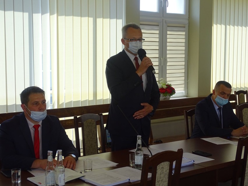 Burmistrz Arkadiusz Sulima podczas sesji Rady Miasta, która...