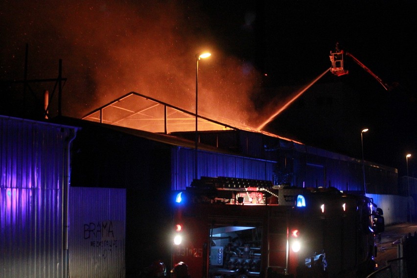 Groźny pożar wybuchł w piątek wieczorem przy ulicy Lnianej w...