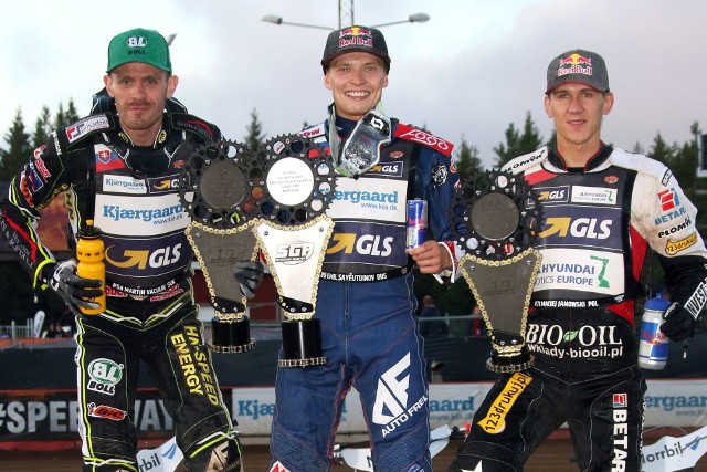 Maciej Janowski stanął na podium turnieju w Hallstavik. Patryk Dudek nie wykorzystał szansy na umocnienie się na pozycji lidera klasyfikacji generalnej cyklu Grand Prix. Przed czwartą rundą cyklu Dudek, wspólnie z Leonem Madsene, zajmował pozycję lidera (obaj mieli po 40 punktów). W Szwecji nie wypadli jednak najlepiej - solidarnie zdobyli po 7 punktów, a to nie wystarczyło, by wejść do drugiej fazy zawodów. W półfinałach pojechało dwóch innych Polaków - Bartosz Zmarzlik i Maciej Janowski. Pierwszy z tej dwójki odpadł na tym etapie, drugi walczył o zwycięstwo. W finale Janowski dojechał do mety na trzeciej pozycji. Drugi był Martin Vaculik, a pierwszy Emil Sajfutdinow. Rosjanin długo czekał na taką wygraną - poprzednio na pierwszym stopniu podium turnieju GP stawał w 2013 roku. Dzięki sobotniej wygranej w Hallstavik, zrównał się punktami z Dudkiem i Madsenem.  Grand Prix Szwecji - WYNIKI1. Emil Sajfutdinow (Rosja) 17 (3,3,2,3,1,2,3)2. Martin Vaculik (Słowacja) 16 (3,3,3,0,3,2,2)3. Maciej Janowski (Polska) 13 (2,1,3,2,1,3,1)4. Max Fricke (Australia) 11 (1,1,3,0,3,3,0)5. Matej Zagar (Słowenia) 10 (3,2,3,1,0,1)6. Fredrik Lindgren (Szwecja) 10 (0,3,1,3,2,1)7. Bartosz Zmarzlik (Polska) 8 (2,2,2,1,1,0)8. Niels Kristian Iversen (Dania) 8 (2,1,2,1,2,u)9. Leon Madsen (Dania) 7 (3,0,0,1,3)10. Oliver Berntzon (Szwecja) 7 (1,0,1,2,3)11. Jason Doyle (Australia) 7 (1,2,2,0,2)12. Patryk Dudek (Polska) 7 (2,2,1,2,0)13. Antonio Lindbaeck (Szwecja) 6 (0,1,1,3,1)14. Artiom Łaguta (Rosja) 5 (0,3,0,2,0)15. Janusz Kołodziej (Polska) 3 (0,0,0,3,0)16. Robert Lambert (Wielka Brytania) 3 (1,0,0,0,2)CZOŁÓWKA KLASYFIKACJI GENERALNEJ IMŚ:1. Emil Sajfutdinow (Rosja) - 472. Patryk Dudek (Polska) - 473. Leon Madsen (Dania) - 474. Bartosz Zmarzlik (Polska) - 445. Martin Vaculik (Słowacja) - 446. Fredrik Lindgren (Szwecja) - 427. Niels Kristian Iversen (Dania) - 328. Jason Doyle (Australia) - 309. Janusz Kołodziej (Polska) - 2910. Artiom Łaguta (Rosja) - 27DOŁĄCZ DO NAS NA FACEBOOKU