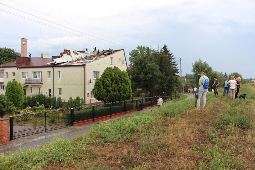 W gminie Gorzyce wichura zerwała dach z budynku komunalnego. Ulewa zalała dwa mieszkania [ZDJĘCIA]