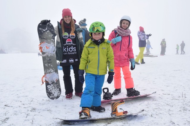 Pierwszy weekend sezonu narciarskiego w Beskidach - na Białym Krzyżu w sobotę 28 listopada z możliwości pierwszych w sezonie szusów skorzystało sporo osób.Zobacz kolejne zdjęcia. Przesuwaj zdjęcia w prawo - naciśnij strzałkę lub przycisk NASTĘPNE