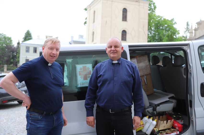 Ojciec Andrzej Rak odebrał w Kielcach dary dla walczącej Ukrainy od Caritas Diecezji Kieleckiej i sztabu działającego przy Echu Dnia