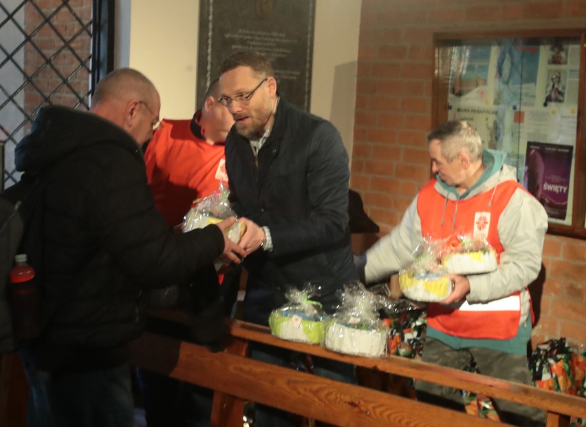 Święconka Jakubowa w szczecińskiej katedrze. Koszyczek z pokarmami do święcenia i paczka dla ubogich i bezdomnych [ZDJĘCIA]