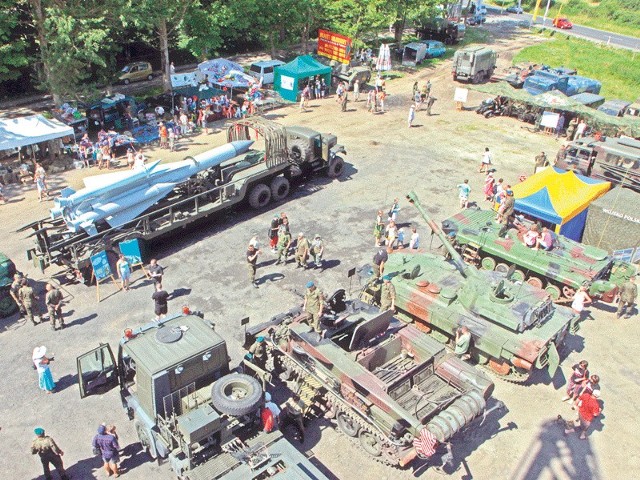 Centrum Atrakcji Wojskowych Bastion przy ul. Koszalińskiej w Kołobrzegu to jedna z letnich atrakcji miasta. &#8211; Nawet dzieci w szkole wiedzą, że jeżdżenie czołgami po terenie chronionym szkodzi &#8211; tak mówi o niej radna Danuta Adamska-Czepczyńska, była naczelna lekarz uzdrowiskowa. 