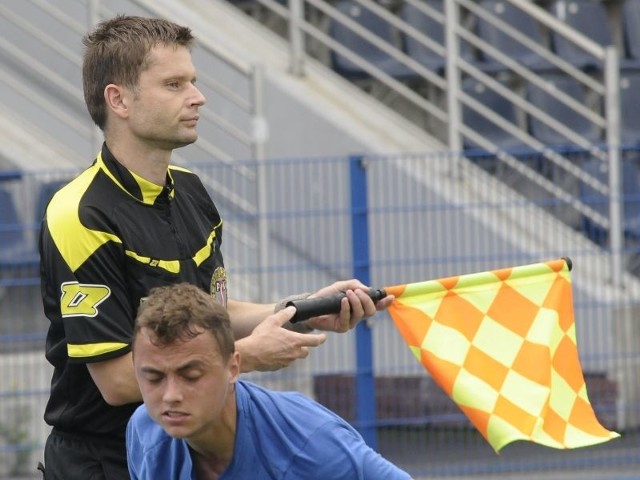 Nadkomisarz Daszkiewicz w roli sędziego piłkarskiego