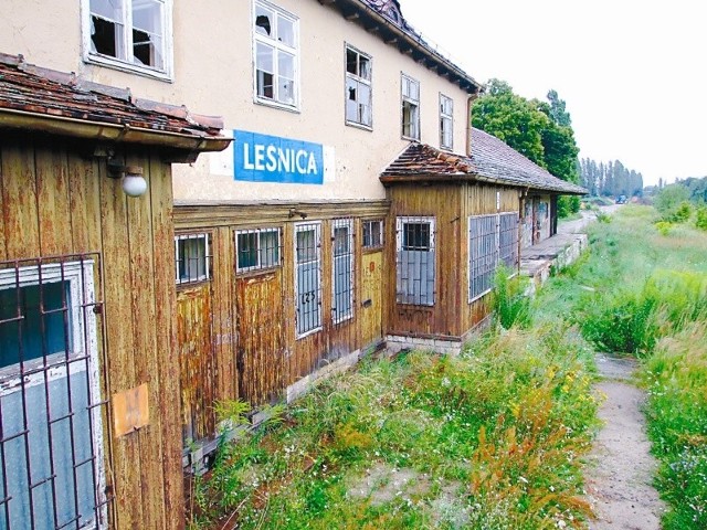 W budynku przecieka dach, szyby są powybijane, a w poniedziałek ktoś podłożył w nim ogień. (fot. Radosław Dimitrow)