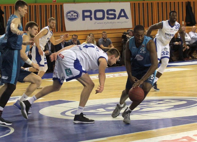 Amerykanin Kyle Weaver (z piłką) spisuje się w fazie play off rewelacyjnie. We wtorkowym meczu był głównym bohaterem  toruńskiej drużyny. To on na 13,6 sekundy przed końcową syreną zdobył zwycięskie punkty