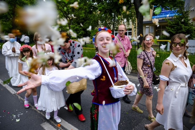 W Toruniu, podobnie jak w wielu miastach w Polsce, odbywają się dziś procesje Bożego Ciała. Nie inaczej było na Bielanach, gdzie tuż po mszy św. w kościele św. Józefa, wierni wyruszyli ulicami miasta w procesji. Oto zdjęcia z tego wydarzenia.Polecamy:Toruń. Procesja przeszła ulicami starówki. Wziął w niej udział prezydent ZDJĘCIABoże Ciało 2021. Tak wyglądała procesja Na Skarpie w Toruniu. Zobacz ZDJĘCIACzytaj dalej. Przesuwaj zdjęcia w prawo - naciśnij strzałkę lub przycisk NASTĘPNE