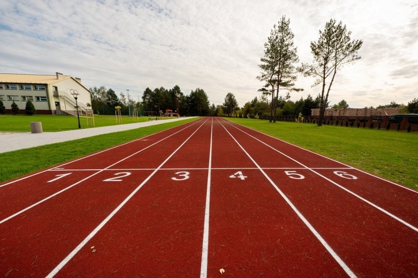 W Zespole Szkół w Bojanowie powstał kompleks lekkoatletyczny. Jego wartość przekracza milion złotych. Zobacz zdjęcia