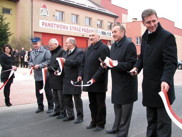 Uroczyste przecięcie wstęgi jak zwykle zgromadził przedstawicieli władzy rządowej (z prawej wojewoda Maciej Żywno) i samorządowej (m.in. drugi z prawej Włodzimierz Pietroczuk, drugi z lewej &#8211; Jerzy Sirak).