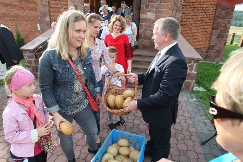 Wierni po wyjściu z kaplicy mogli częstować się chlebem.