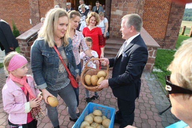 Wierni po wyjściu z kaplicy mogli częstować się chlebem.