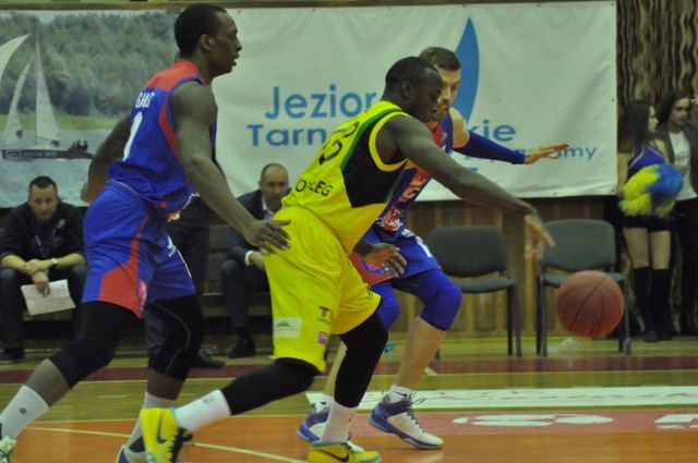 Amerykanin Mfon Udofia (w żółtym stroju) z Siarki rzucił w Starogardzie Gdańskim 14 punktów.