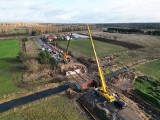 Rozbudowa drogi powiatowej w Słowikowie w gminie Przytyk. Potężne belki mostowe przyjechały z Luksemburga. Zobacz zdjęcia