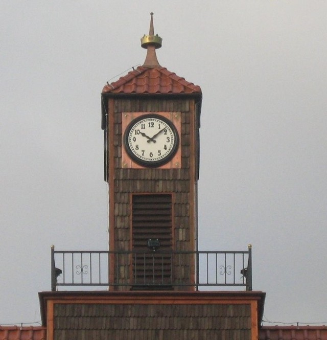 Zegar na wieżyczce budynku zamontowała firma Rek ze Szczecina. Ta sama, która wcześniej remontowała ten na ratuszu.
