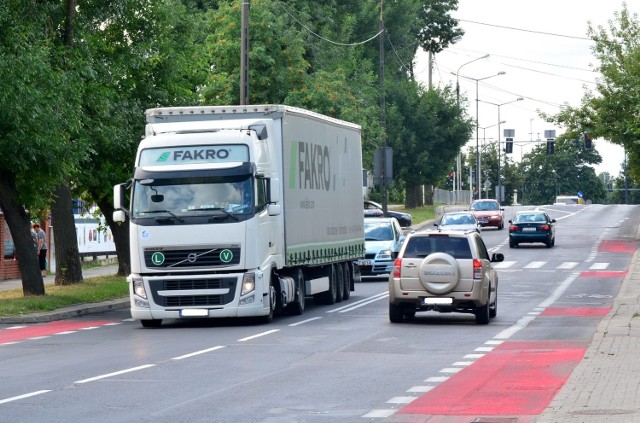 Ul. Turystycza. Mieszkańcy alarmują, że od lipca wzrosła liczba TIR-ów przejeżdżających tą ulicą