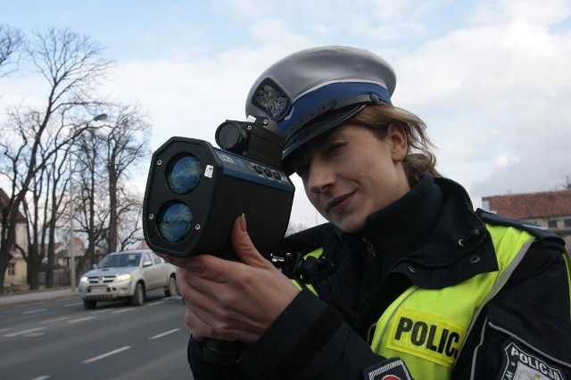 Za przekroczenie dozwolonej prędkości o 50 km/h policja chce zatrzymywać prawa jazdy.