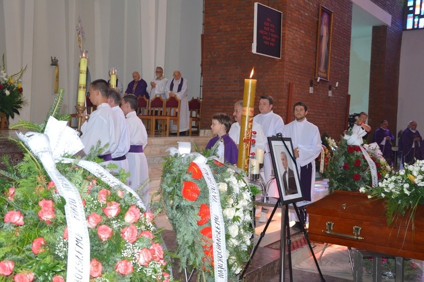 Wielu parafian i księży na pogrzebie organisty bazyliki konkatedralnej w Stalowej Woli