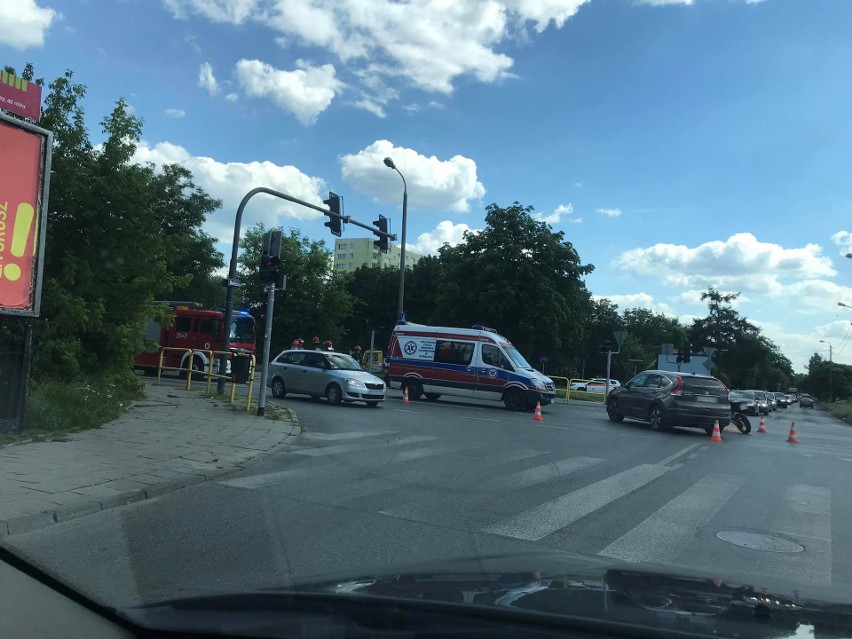 Wypadek w Bydgoszczy. Uczestniczyły w nim samochód osobowy i motocykl [zdjęcia]