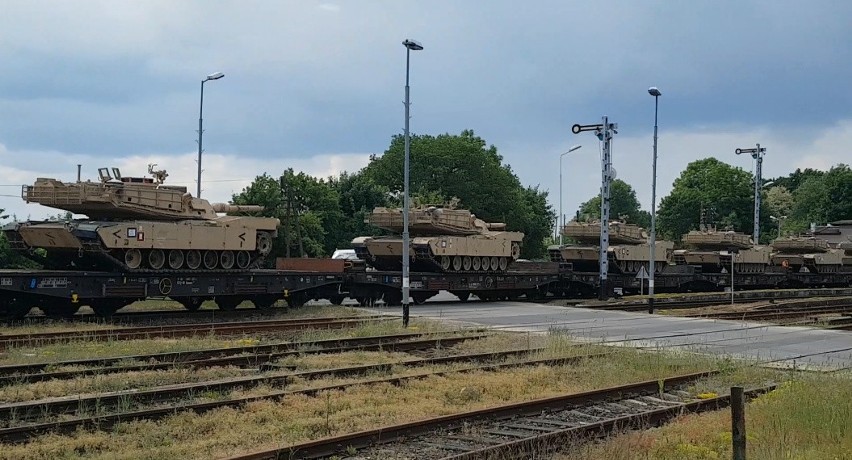 Transport potężnych amerykańskich czołgów Abramas...