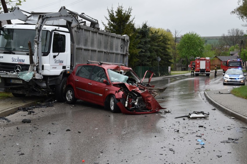 Tragiczny wypadek na drodze w Gołczy. Zderzenie ciężarówki z samochodem osobowym, jedna ofiara śmiertelna