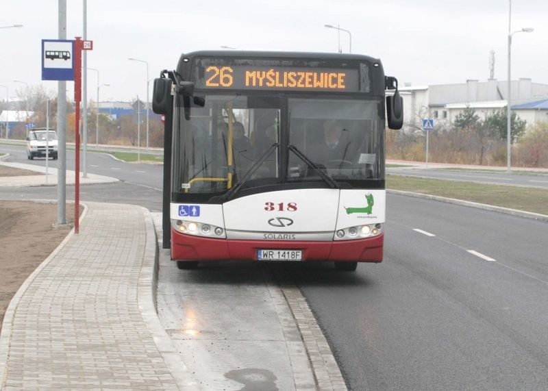 Oto miniaturowa zatoczka, w której nie mieści się autobus....