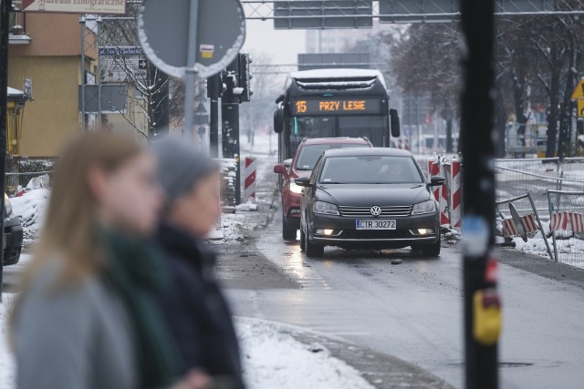 Radość dla dzieci, udręka dla kierowców - w ten weekend powitaliśmy w Toruniu pierwszy śnieg. W sobotę, około godz. 14 na ulice miasta wyjechało dziewięć piaskarek. - Rankiem 20 listopada o godz. 4:00 drogowcy zajęli się odśnieżaniem przystanków, a o 6:00 piaskarki wyruszyły na chodniki - informuje Magdalena Winiarska z Urzędu Miasta Torunia. Niestety, nie wszyscy kierowali dostosowali prędkość do warunków jazdy.