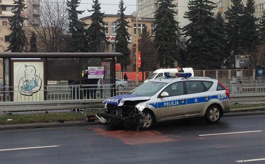 Wypadek radiowozu na ul. Legnickiej we Wrocławiu