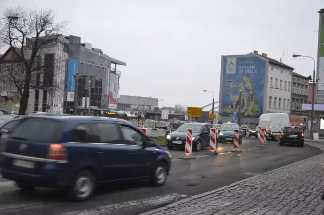 Poniedziałek 26 listopada był pierwszym dniem utrudnień na najważniejszych skrzyżowaniu w mieście. Wyłączono tu jeden pas ruchu: od tzw. Tutanika do Arsenału.&lt;script class=&quot;XlinkEmbedScript&quot; data-width=&quot;640&quot; data-height=&quot;360&quot; data-url=&quot;//get.x-link.pl/164151d8-ddbe-68dc-88e4-ba5c6fe01590,b1821e6f-01fe-71e8-04f3-ebfac986fe14,embed.html&quot; type=&quot;application/javascript&quot; src=&quot;//prodxnews1blob.blob.core.windows.net/cdn/js/xlink-i.js?v1&quot;&gt;&lt;/script&gt;Utrudnienia dotyczą nie tylko kierowc&oacute;w, ale też pieszych - wyłączona została sygnalizacja przy skrzyżowaniu. Zamknięty obecnie fragment ulicy powinien być przejezdny ponownie przed zbliżającymi się świetami.