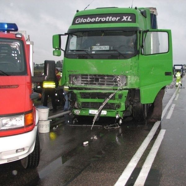 Litwini zderzyli się z tirem. Kierowcy bmw zginęli na miejscu, kierujący ciężarówką nie odniósł obrażeń. Prawdopodobnie auto wpadło w koleiny