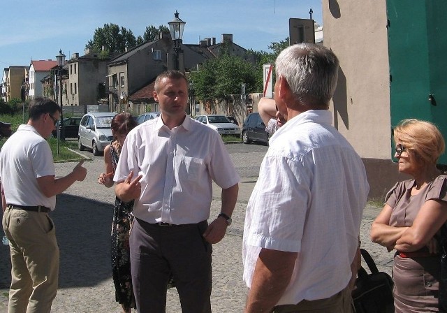 Radni oglądali kamienice wymagające remontu. Na ich pytania odpowiadał Mariusz Mróz (drugi od lewej).