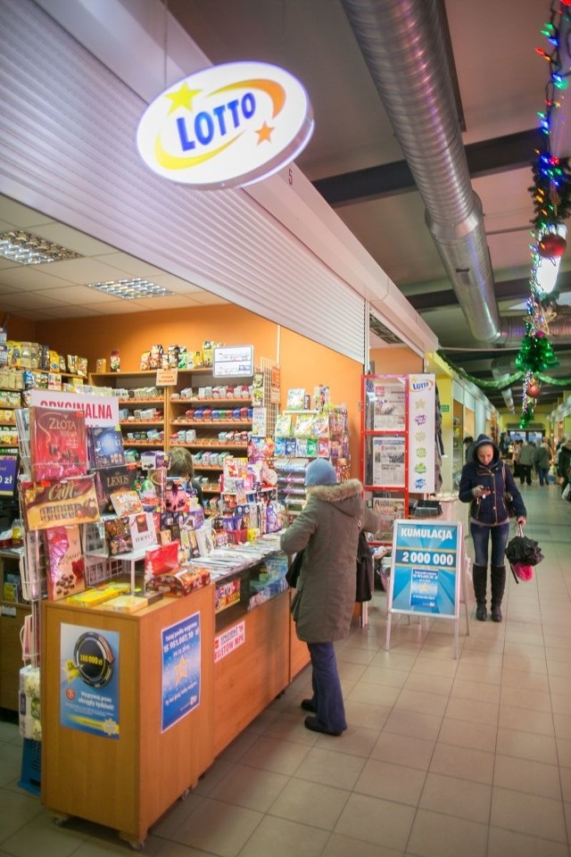 Warta prawie 16 mln zł wygrana w Lotto padła w tym małym sklepiku w centrum handlowym Czerwony Rynek.