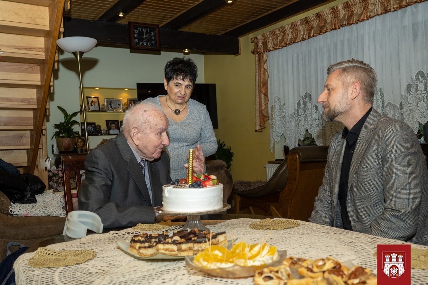 Setne urodziny pana Zenona Olczaka ze Zgierza. Dostojnego jubilata odwiedził prezydent Przemysław Staniszewski